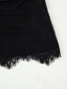 Gros plan de l'ourlet en dentelle noire cils sur une mini-jupe d'automne pour femme