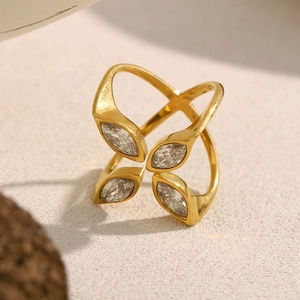 Macro di anello a croce placcato oro 18K con quattro pietre con taglio a marquise