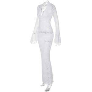 Gros plan sur le motif floral en dentelle blanche et le tissu en maille transparente