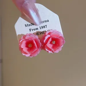 Boucles d'oreilles fleurs 3D en résine rose avec étamine dorée et tige en argent