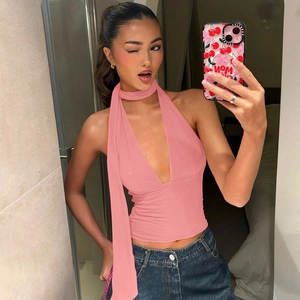 Haut licou rose avec foulard assorti et décolleté en V profond en tissu tricoté