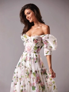 Robe longue élégante en organza à fleurs, épaules dénudées et manches bouffantes