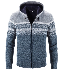 Dettaglio felpa con cappuccio in maglia blu e grigia con motivo geometrico e polsini