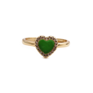 Detail des 18k vergoldeten Rings mit grünem Herzstein und Zirkonia-Umrandung