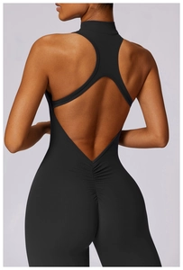 Détail du body de yoga noir dos nu à col montant avec fronces et décolleté en V