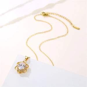 Collier soleil doré en acier inoxydable avec pendentif zircon ovale sur bloc blanc