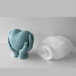 Dettaglio dello stampo in silicone traslucido e cuore in gesso blu con motivi a rilievo