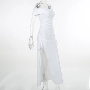 Detailansicht der seitlichen Raffung und des Beinschlitzes am weißen Maxikleid