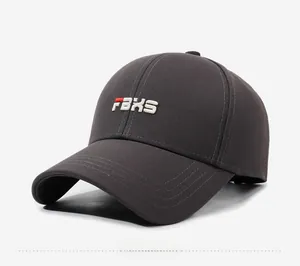 Vue détaillée de la casquette de baseball gris foncé avec broderie 3D et texture coton