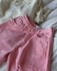 Détail du jean rose avec ourlet effiloché et étiquette de marque vintage