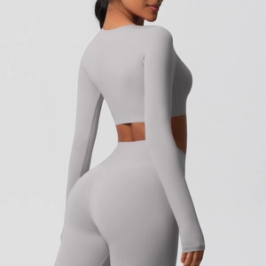 Vue latérale de l'ensemble de fitness haut de yoga gris clair et legging taille haute