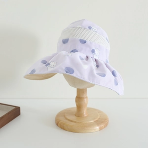 Détail d'un chapeau de soleil lilas pour enfant avec filet blanc et motifs baies