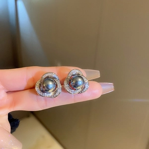 Détails des boucles d'oreilles spirales en argent avec perle grise et zircons
