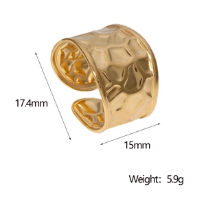 Detaillierte Maße des goldfarbenen Edelstahlrings mit Wasserwellen-Struktur und Gravur