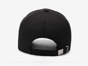 Détail arrière de la casquette noire avec boucle de réglage en métal argenté poli
