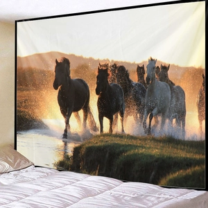 Wandteppich mit galoppierenden Pferden bei Sonnenuntergang für Schlafzimmer Deko