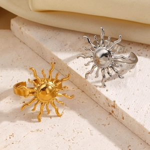 Verstellbare Sonnenringe aus Edelstahl in Gold und Silber auf Steinoberfläche