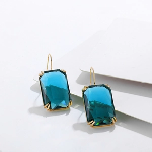 Detailansicht der Ohrhänger mit smaragdgeschliffenem blauem Zirkonia und Goldbeschichtung