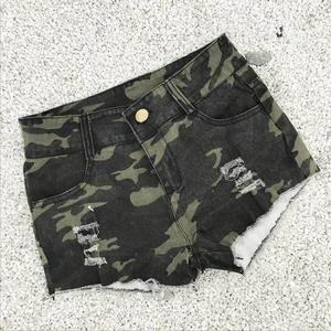 Flachbild von Camouflage-Jeansshorts mit Distressed-Details und ausgefransten Säumen