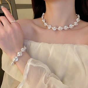 Détail de l'ensemble collier et bracelet en perles irrégulières avec fermoir doré chic