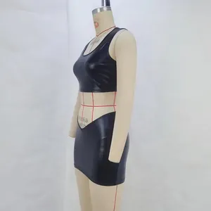 Détail de l'ensemble sexy noir brillant avec haut court et jupe en similicuir