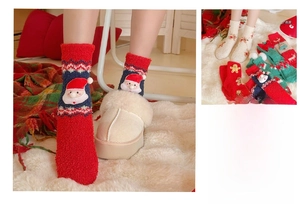 Détail de chaussettes de Noël en peluche 3D avec motifs festifs de Père Noël et pompons