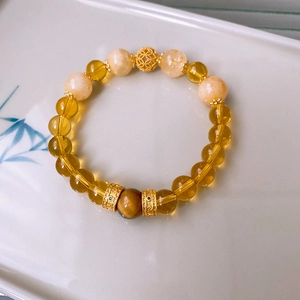 Elegante bracciale con perline di fluorite ambrata, occhio di tigre e ciondoli d'oro