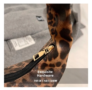 Gros plan sur la fermeture dorée et le motif léopard sur le sac à main de luxe