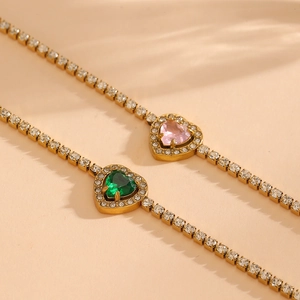 Goldenes Herz-Armband-Set mit rosa und grünen Edelsteinen und klaren Kristallen