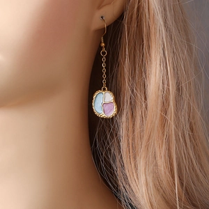 Boucles d'oreilles pendantes en acier doré avec breloques en émail tricolore bleu blanc