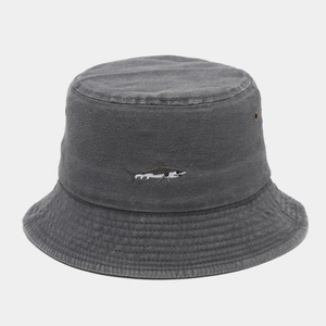 Detalle de gorro de pescador en algodón lavado gris oscuro con bordado tiburón