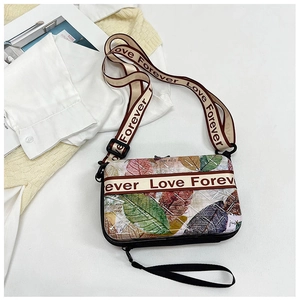 Sac bandoulière étanche à motif feuilles avec bandoulière beige Love Forever sur fond blanc
