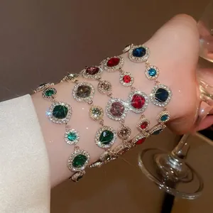 Elegantes vergoldetes geometrisches Edelstein-Armbandset mit funkelnden Mikropave-Kristallen
