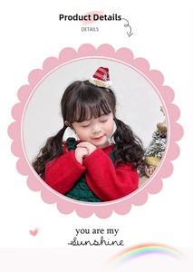Vue détaillée de la mini pince à cheveux bonnet de Noël avec texte Merry