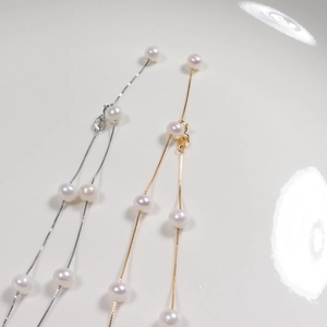 Minimalist S925 silver necklace with freshwater pearls in gold and silver finishes