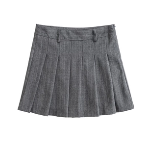Vue de face de la mini-jupe plissée grise à fines rayures en tissu de costume chic