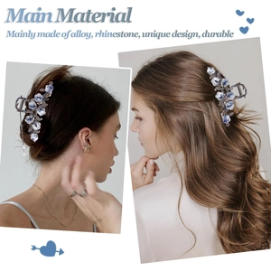 Détail de la pince à cheveux camélia bleu brume avec feuilles argentées et pompons strass