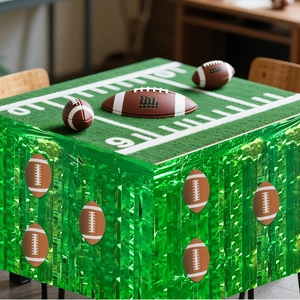 Detalle del mantel de fútbol americano verde con falda de flecos y decoraciones