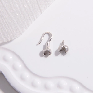 Gros plan sur un crochet d'oreille et un fermoir lotus en argent S925 pour bijoux DIY