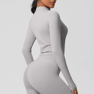 Vue arrière détaillée de la veste de yoga et du legging gris clair à haute élasticité