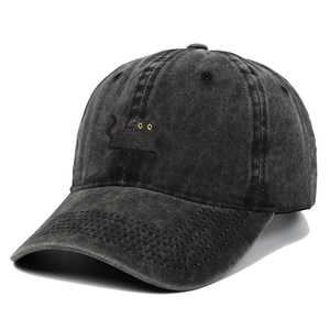 Dunkelgraue gewaschene Denim-Baseballkappe mit schwarzer Katzenstickerei und Schirm