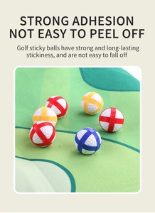 Detalle de bolas de golf adhesivas de colores con fuerte adherencia en el tapete