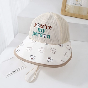 Détail d'un chapeau de soleil enfant avec haut en maille respirante et broderie ours