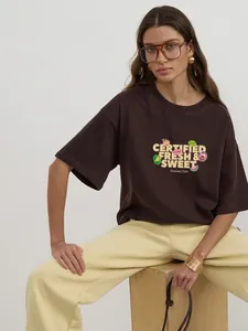 Καφέ oversized βαμβακερό t-shirt με γραφικά φρούτων και στάμπα Certified Fresh