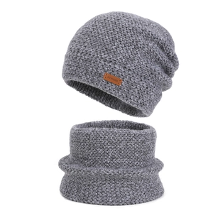 Ensemble bonnet et tour de cou en tricot gris foncé avec doublure polaire chaude