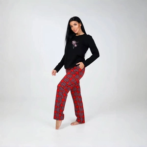 Pigiama due pezzi da donna con top nero floreale e pantaloni rossi a quadri