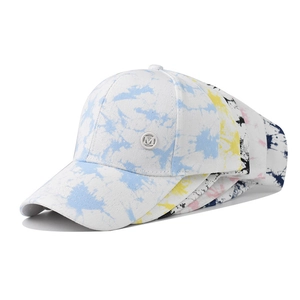 Detailaufnahme von Batik-Baumwoll-Basecaps mit Metall-M-Logo und Vintage-Waschung