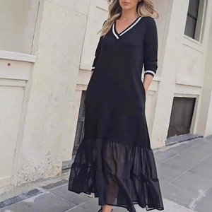 Détail de la robe col V avec rayures blanches et ourlet en mesh transparent chic