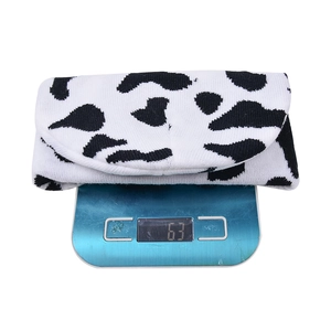 Bonnet en maille épais à motif vache noir et blanc pesant 63g pour l'hiver