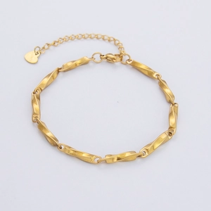 Detail of 18K gold-plated stainless steel chain with heart pendant and lobster clasp